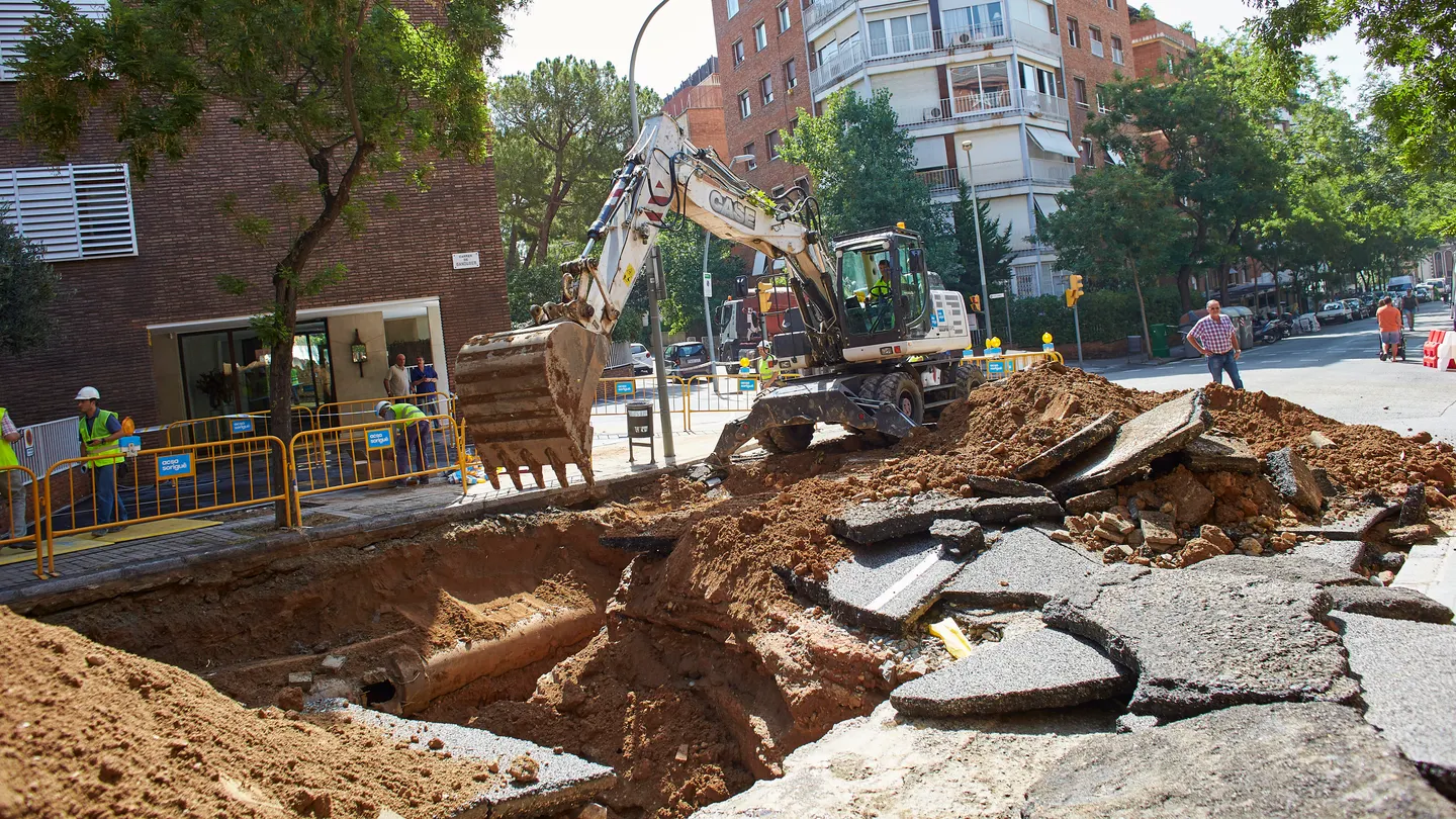 Imagen del socavón provocado por un escape de agua en la calle Ganduxer de Barcelona Imagen del socavón provocado por un escape de agua en la calle Ganduxer de Barcelona