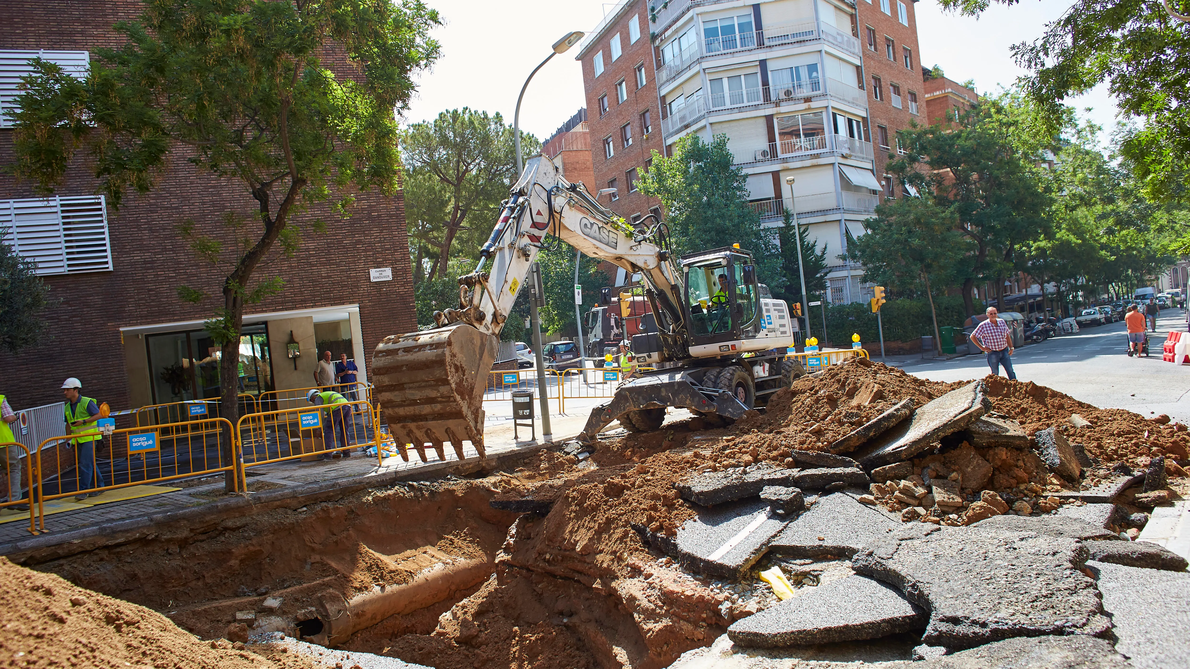 Imagen del socavón provocado por un escape de agua en la calle Ganduxer de Barcelona