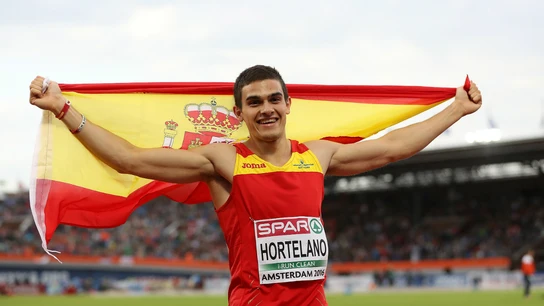 Hortelano, con la bandera de España Hortelano, con la bandera de España