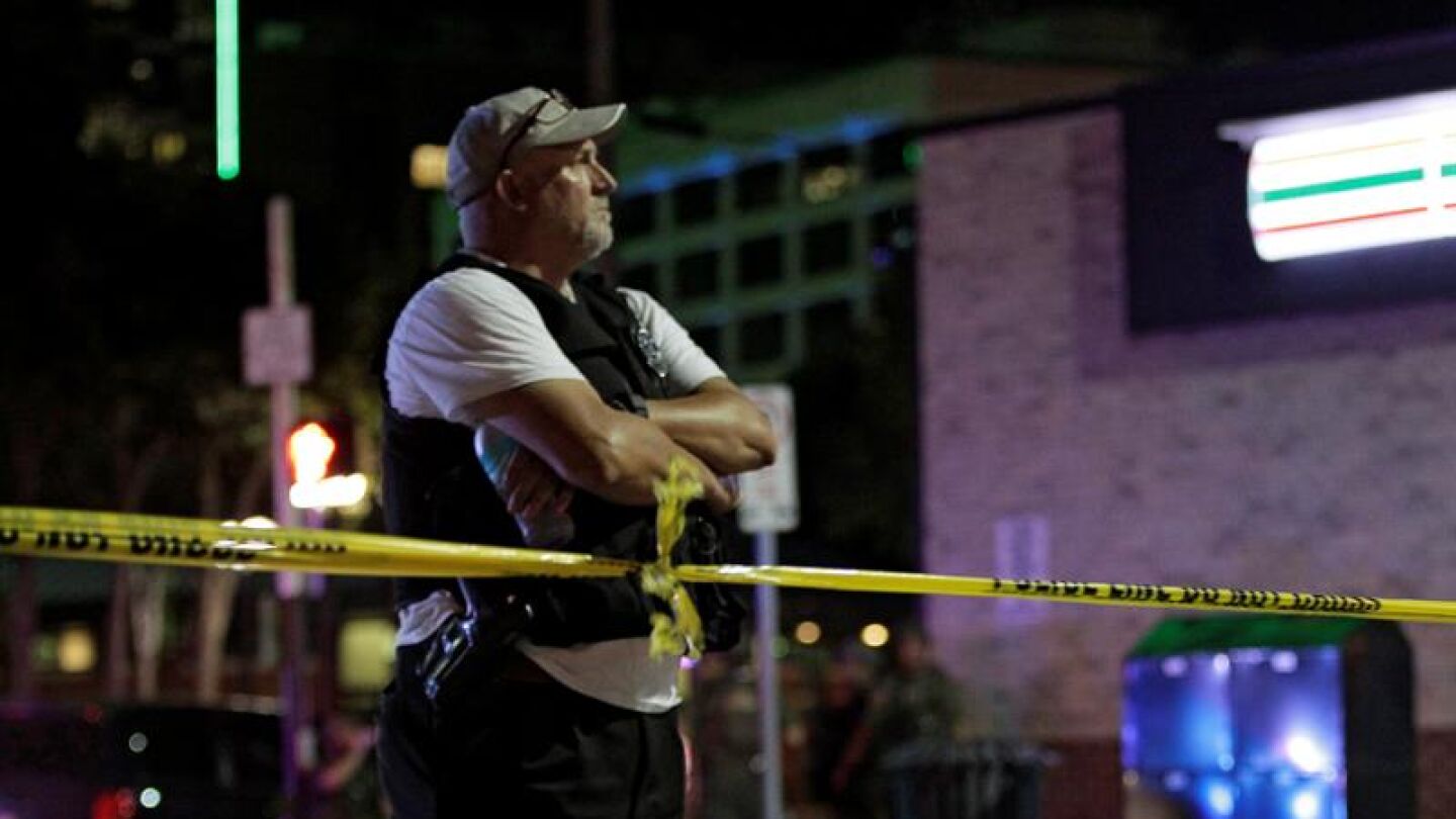 Un agente de Polic&iacute;a, tras el tiroteo de Dallas