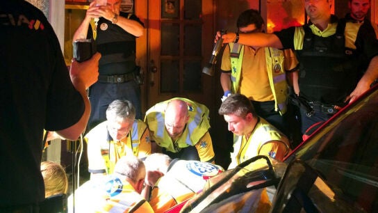 Miembros del SAMUR atienden a una mujer en Madrid