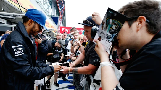 Hamilton firma autógrafos en Silverstone Hamilton firma autógrafos en Silverstone
