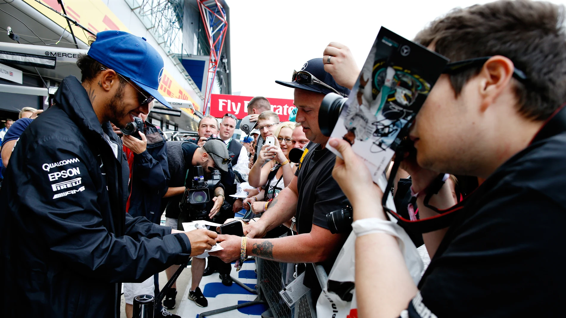 Hamilton firma autógrafos en Silverstone