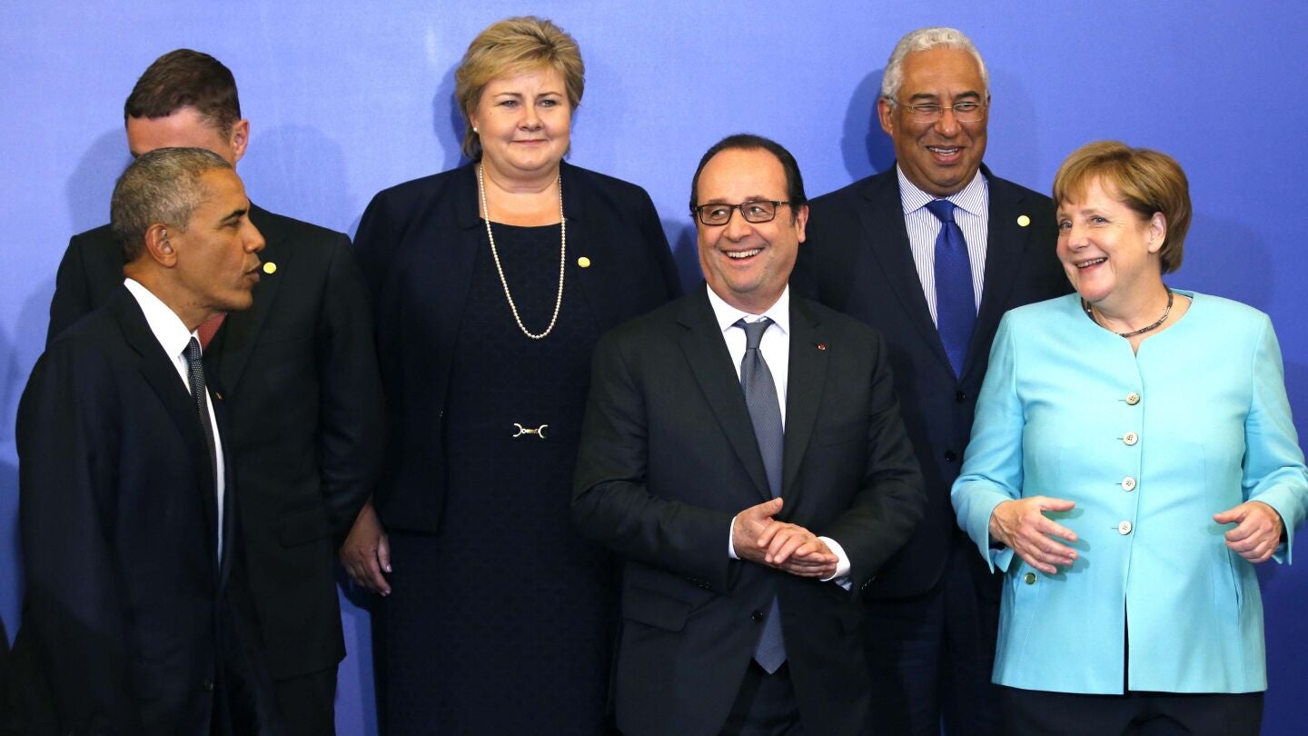 Barack Obama, el presidente de Francia, Fran&ccedil;ois Hollande, y la canciller alemana, Angela Merkel, durante la foto de familia en el Palacio de la Rep&uacute;blica de Varsovia