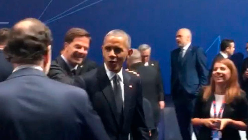 Barack Obama y Mariano Rajoy se saludan en la cumbre de la OTAN