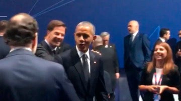 Barack Obama y Mariano Rajoy se saludan en la cumbre de la OTAN