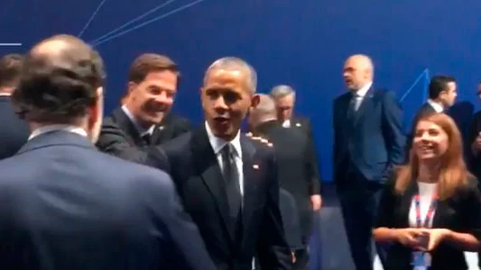 Barack Obama y Mariano Rajoy se saludan en la cumbre de la OTAN Barack Obama y Mariano Rajoy se saludan en la cumbre de la OTAN