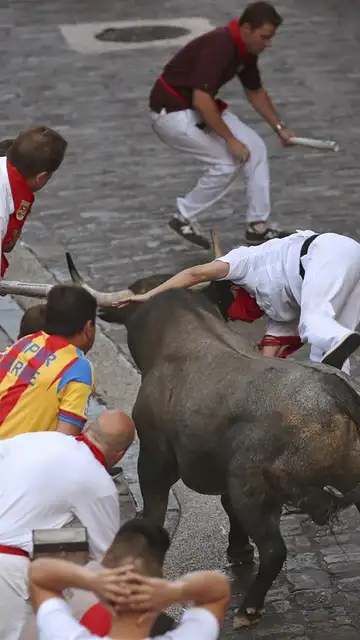 3º encierro | San Fermín 2016 UN mozo es volteado en el tercer encierro de los Sanfermines 2016 por un toro de José Escolar