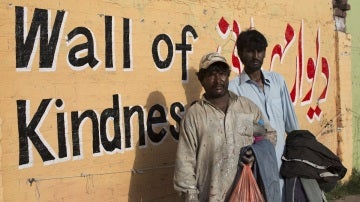 Los 'muros de la bondad' que ayudan a los paquistaníes más desfavorecidos