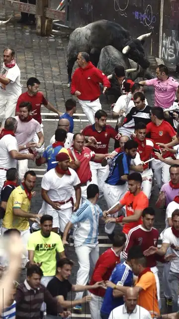 Los mozos corren en el tramo de Mercaderes ante los toros de la ganadería abulense de José Escolar Gil en el tercer encierro de los Sanfermines 2016. Los mozos corren en el tramo de Mercaderes ante los toros de la ganadería abulense de José Escolar Gil en el tercer encierro de los Sanfermines 2016.