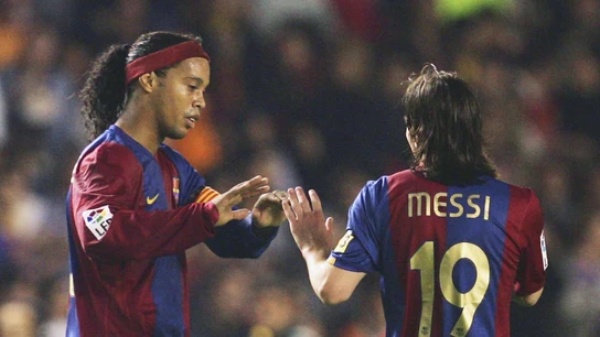 Ronaldinho y Messi celebrando un gol Ronaldinho y Messi celebrando un gol