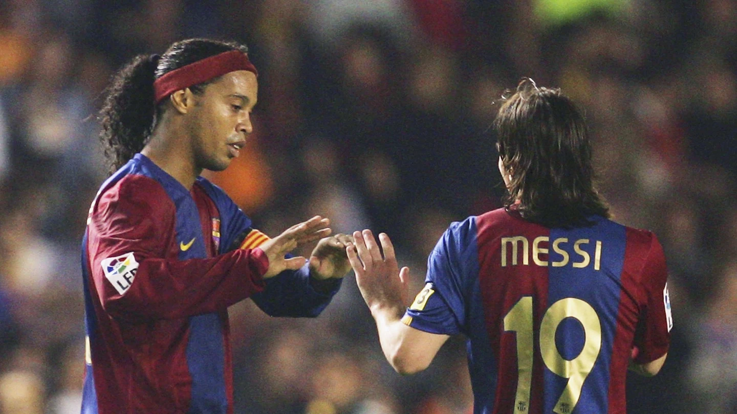 Ronaldinho y Messi celebrando un gol Ronaldinho y Messi celebrando un gol