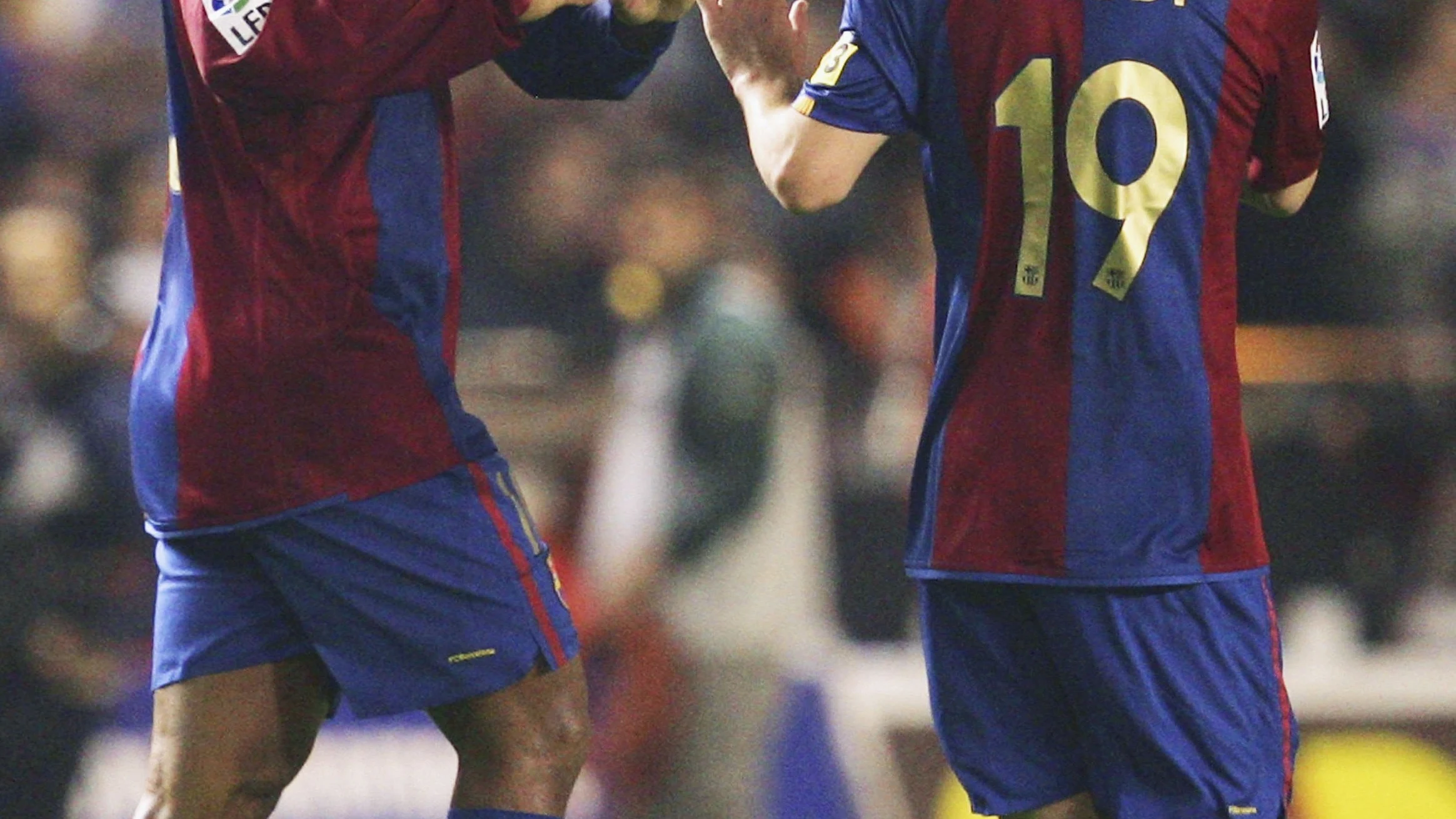 Ronaldinho y Messi celebrando un gol