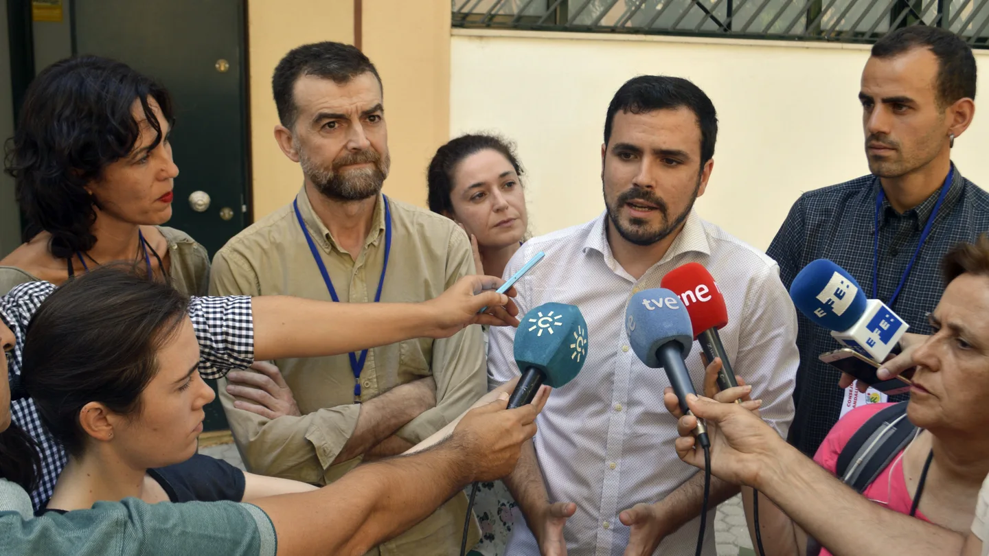 Alberto Garzón: "Estamos consternados por el juego de trilerismo de PP, PSOE y Ciudadanos" Alberto Garzón: "Estamos consternados por el juego de trilerismo de PP, PSOE y Ciudadanos"