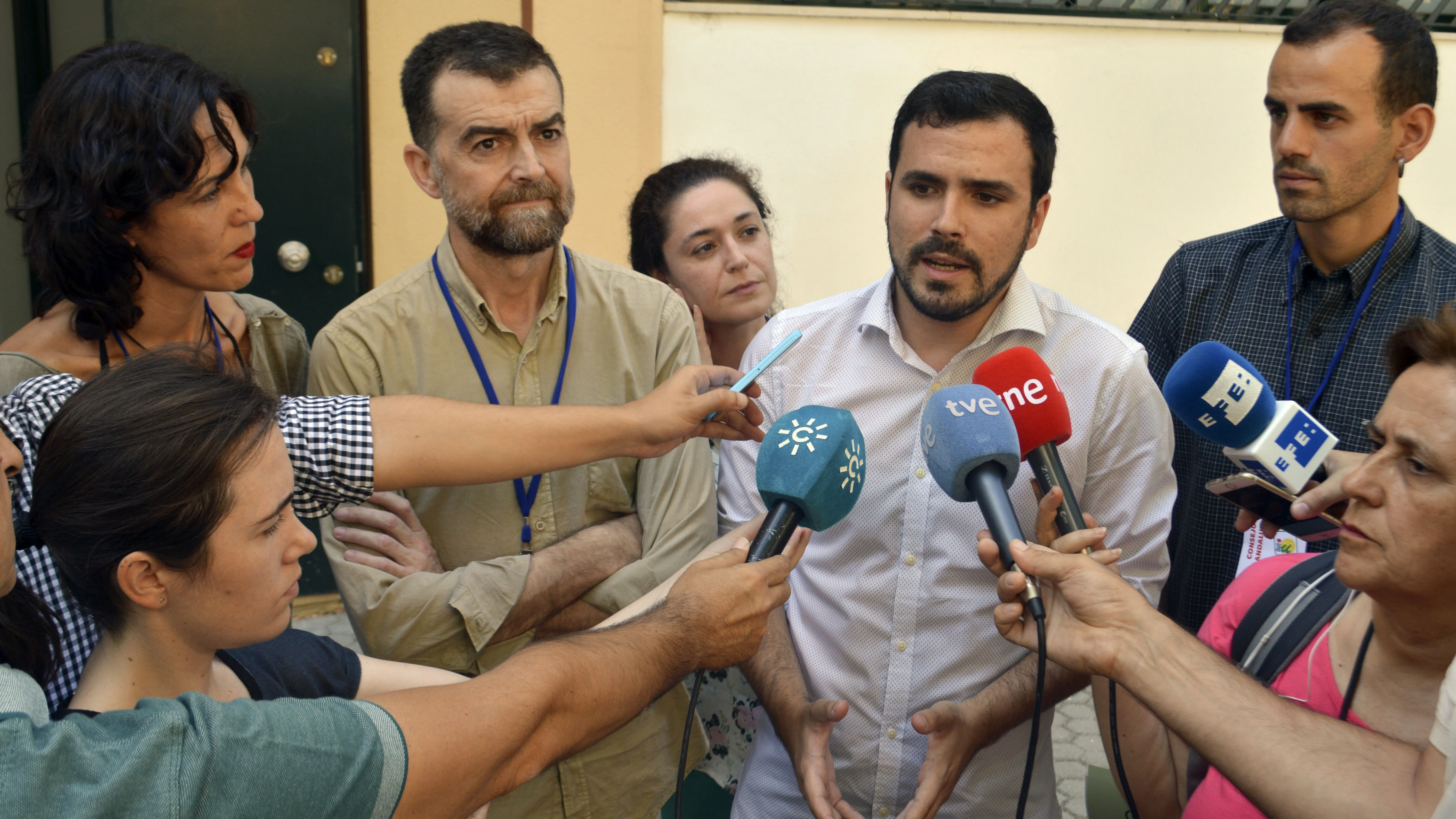 Alberto Garzón: "Estamos consternados por el juego de trilerismo de PP, PSOE y Ciudadanos" Alberto Garzón: "Estamos consternados por el juego de trilerismo de PP, PSOE y Ciudadanos"