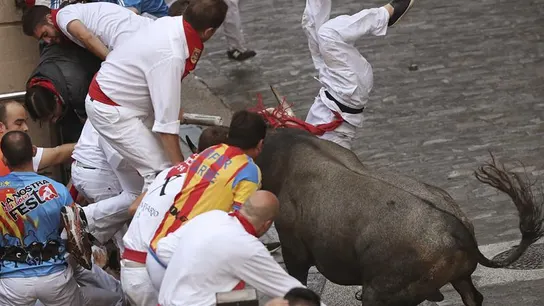 3º encierro | San Fermín 2016 Un mozo es volteado en Santo Domingo por un toro de José Escolar que se había quedado rezagado.