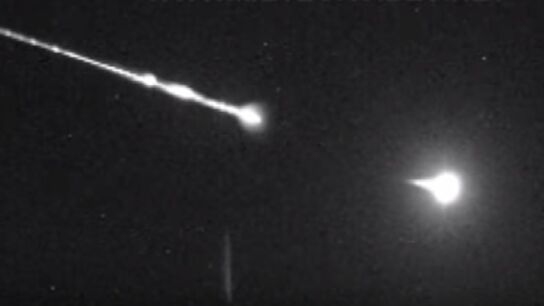 Una bola de fuego atraviesa el pa&iacute;s a 95.000 kil&oacute;metros por hora