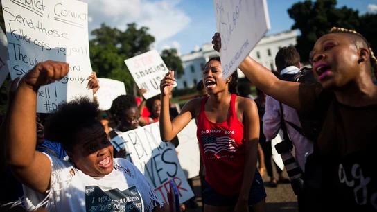 Manifestantes denuncian la violencia policial contra la población negra en EEUU Manifestantes denuncian la violencia policial contra la población negra en EEUU
