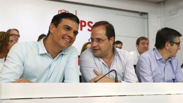 Pedro Sánchez y César luena en el Comité Federal del PSOE