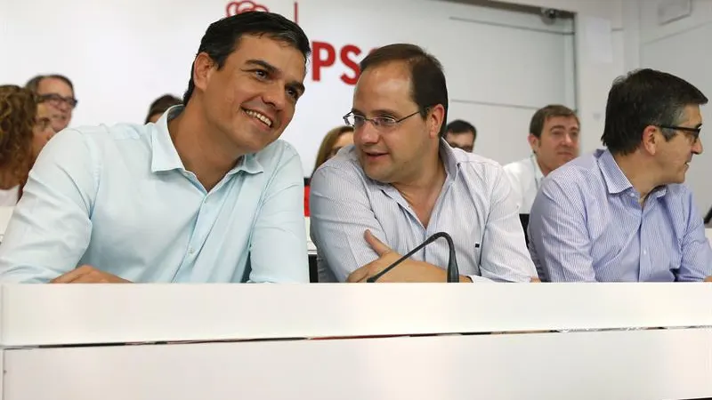 Pedro Sánchez y César luena en el Comité Federal del PSOE