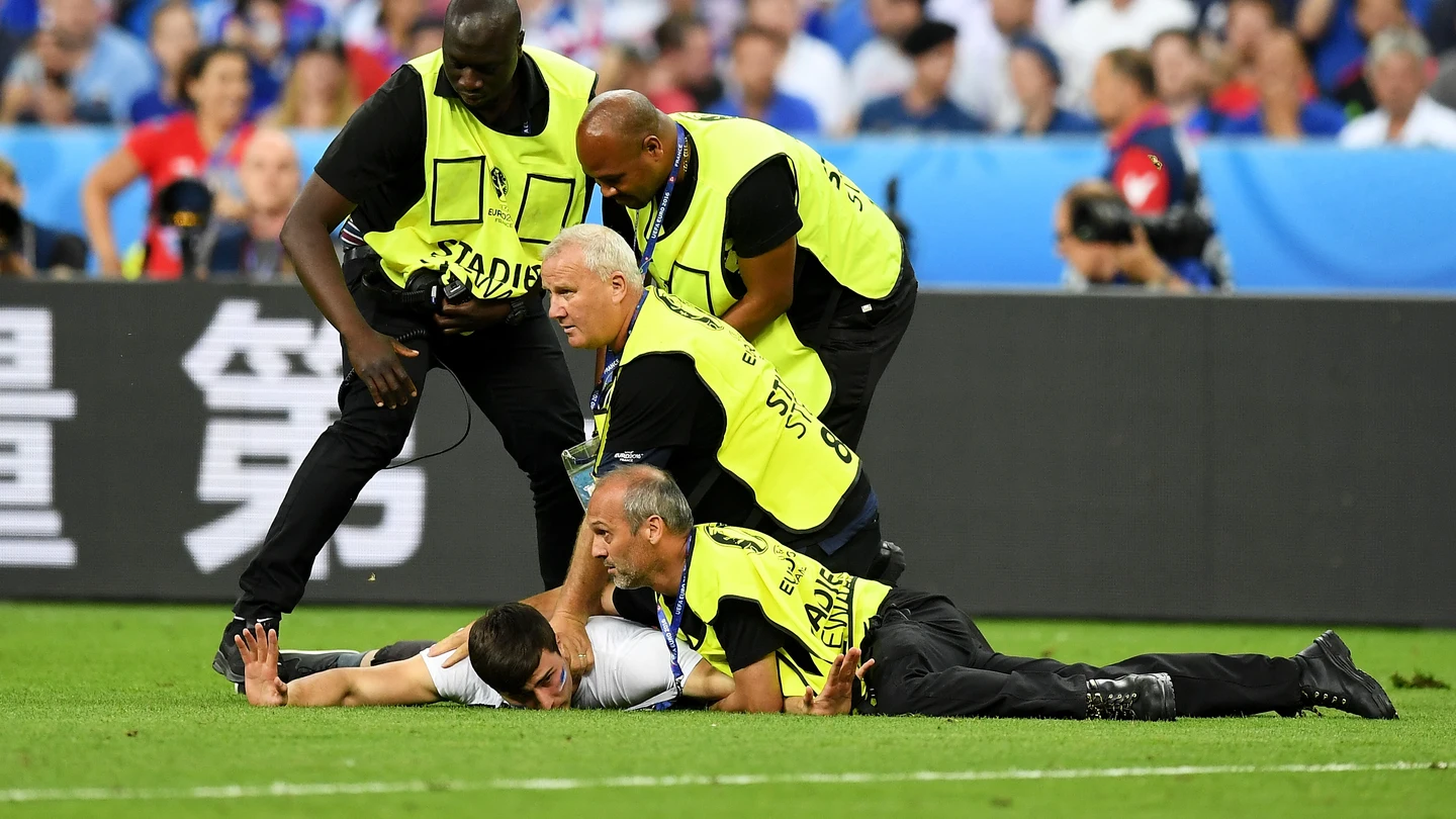 Un espontáneo saltó al campo durante la final de la Eurocopa 2016 Un espontáneo saltó al campo durante la final de la Eurocopa 2016
