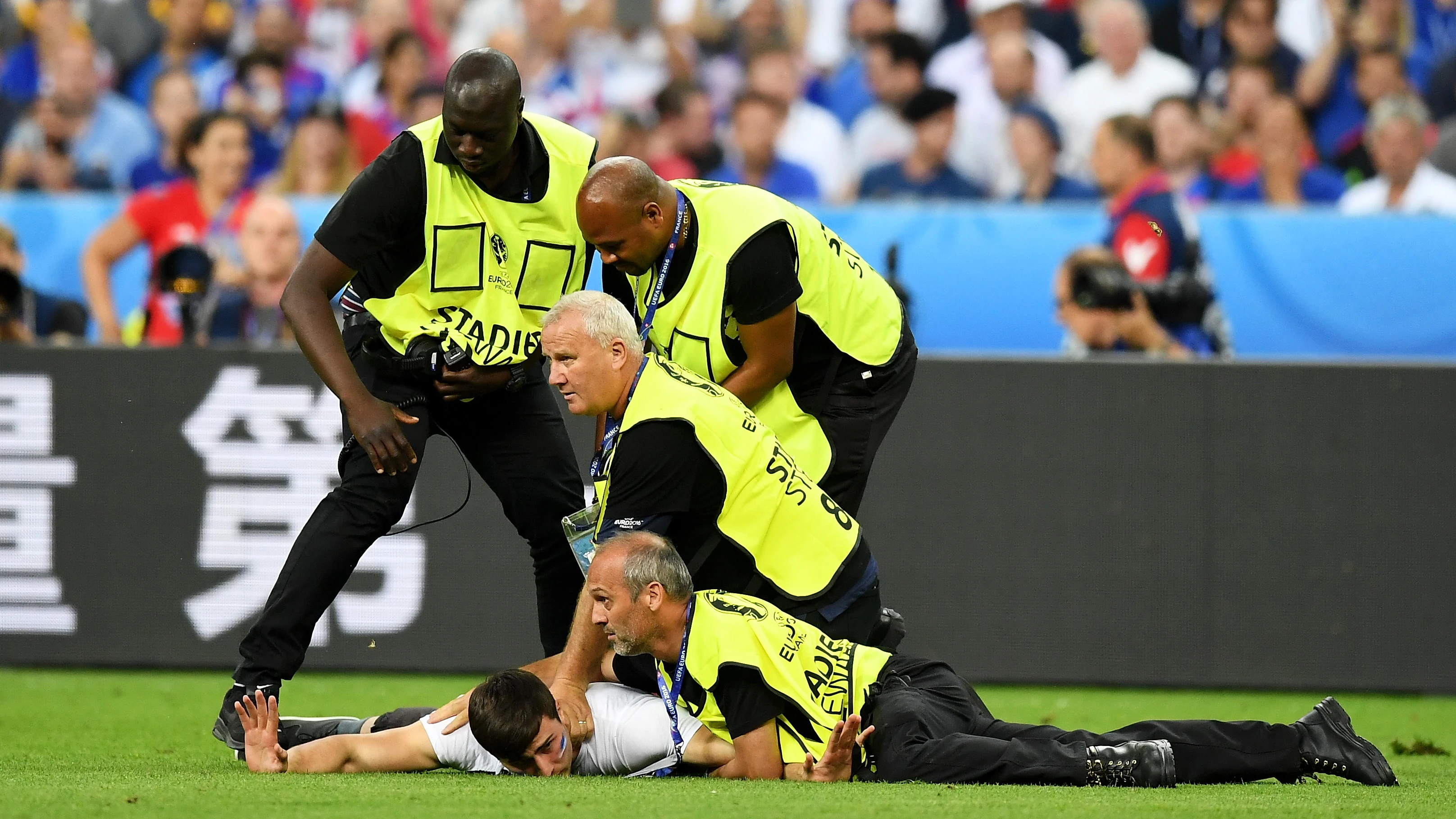 Un espontáneo saltó al campo durante la final de la Eurocopa 2016