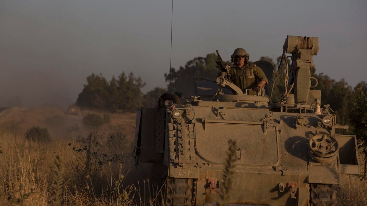 Soldados se movilizan en un veh&iacute;culo de combate al atardecer cerca de la frontera siria. 