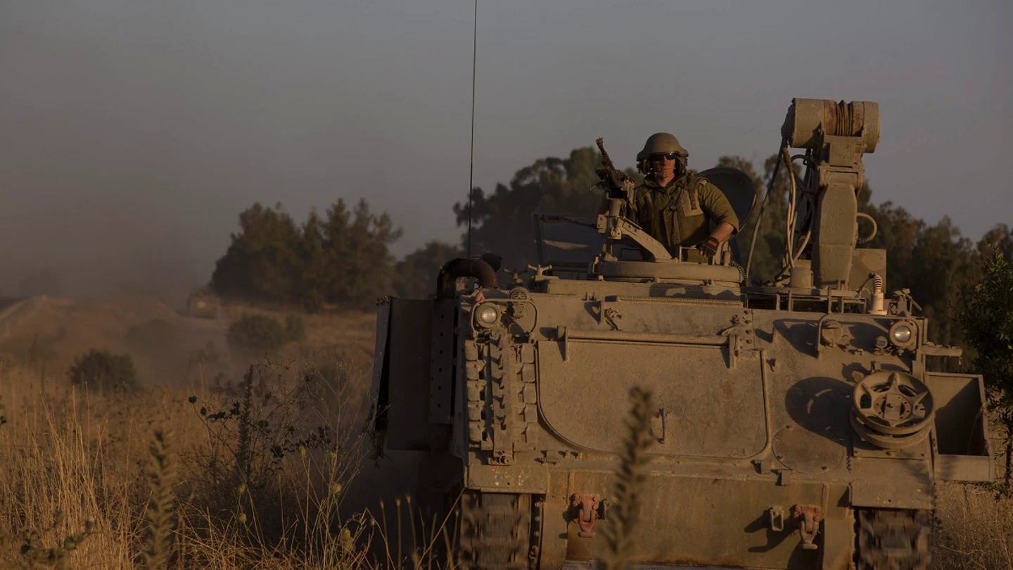 Artillería turca y cazas matan a 8 miembros del Estado Islámico en Siria Soldados se movilizan en un vehículo de combate al atardecer cerca de la frontera siria.