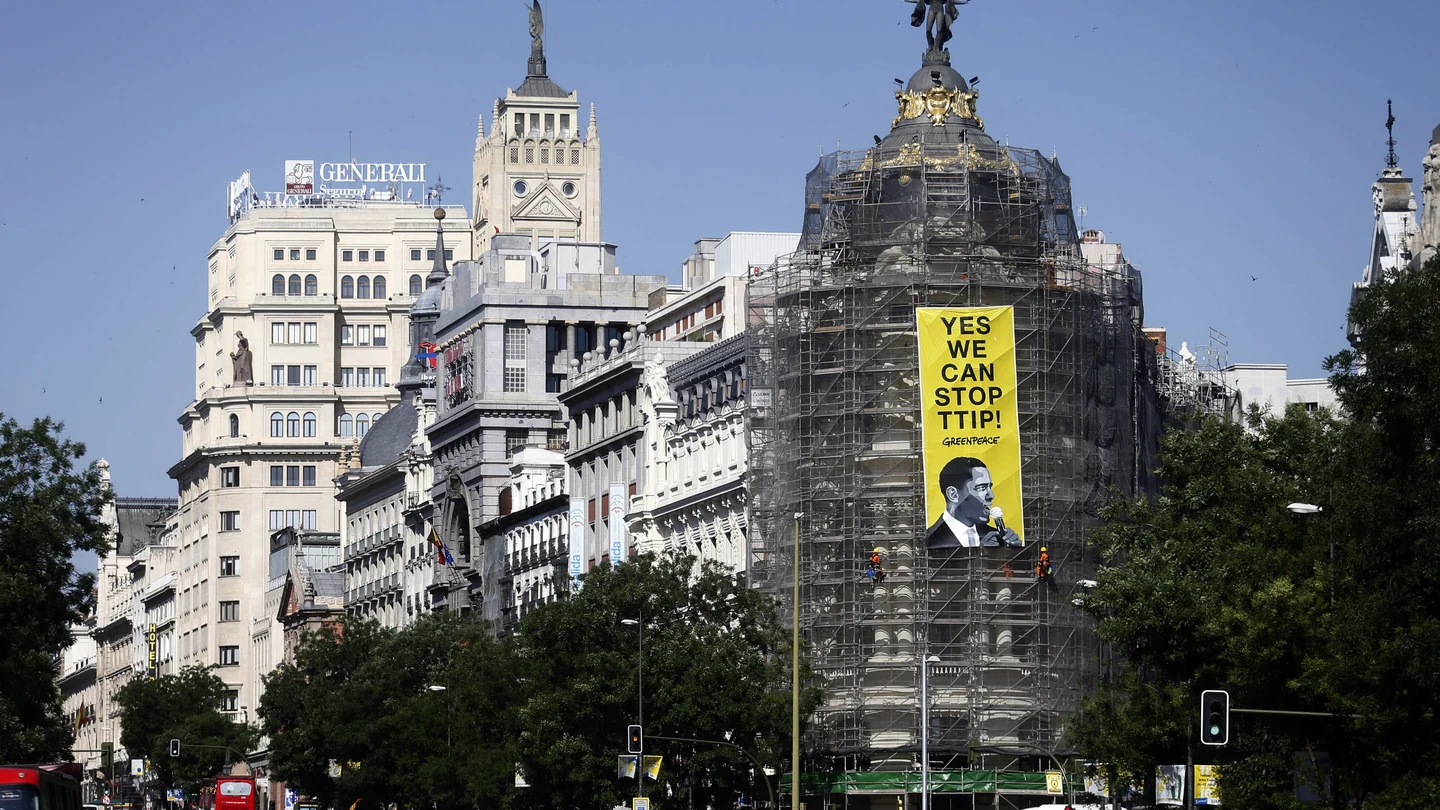 Pancarta colgada por Greenpeace en Madrid con motivo de la visita a España de Barack Obama Pancarta colgada por Greenpeace en Madrid con motivo de la visita a España de Barack Obama