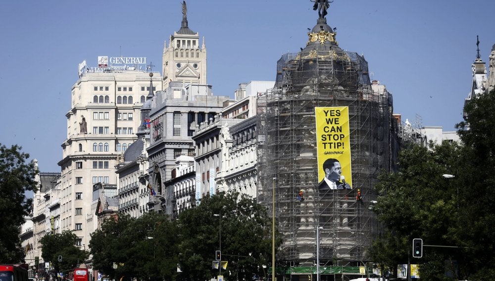 Pancarta colgada por Greenpeace en Madrid con motivo de la visita a España de Barack Obama