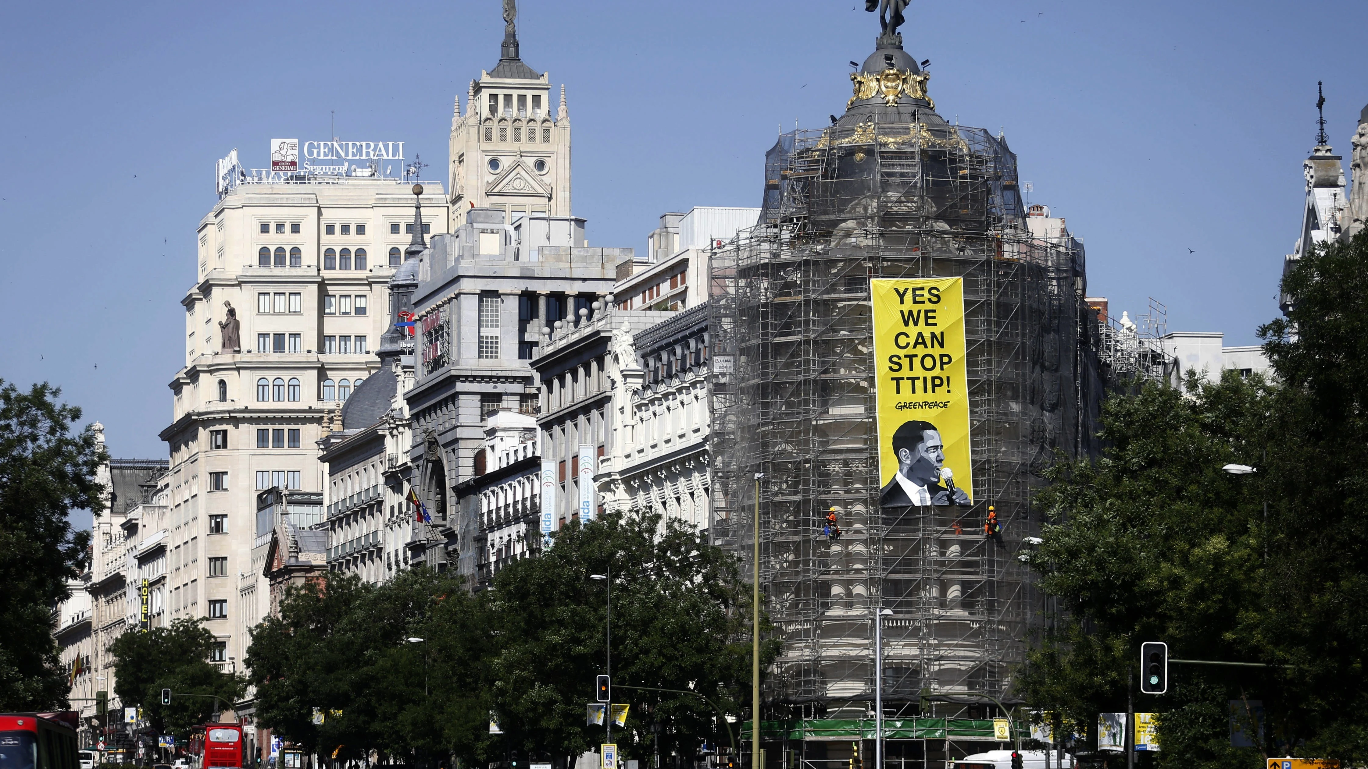 Pancarta colgada por Greenpeace en Madrid con motivo de la visita a España de Barack Obama