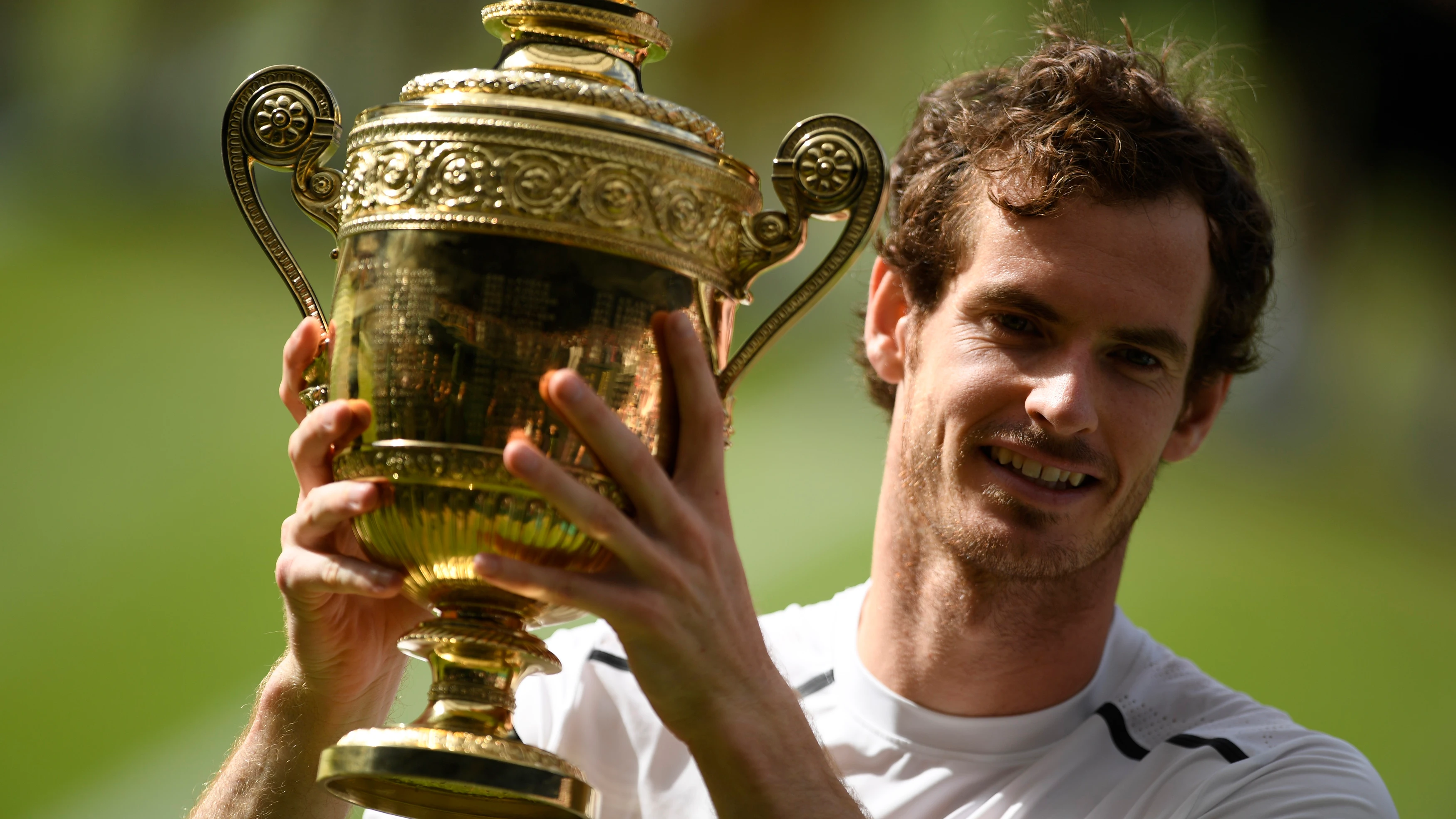 Andy Murray posa con su segundo Wimbledon