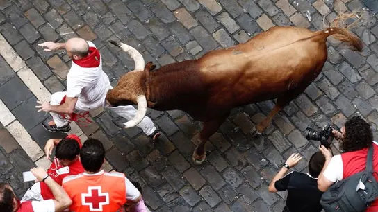 4º Encierro Sanfermines 2016 Un corredor es empujado literalmente por uno de los toros de Pedraza de Yeltes en el cuarto encierro de los Sanfermines 2016.