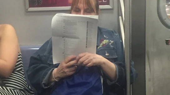 La curiosa forma de leer el Facebook de una señora La curiosa forma de leer el Facebook de una señora