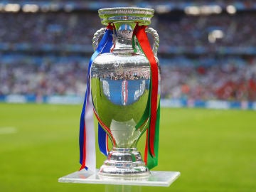 El trofeo de la Eurocopa, en Saint-Denis