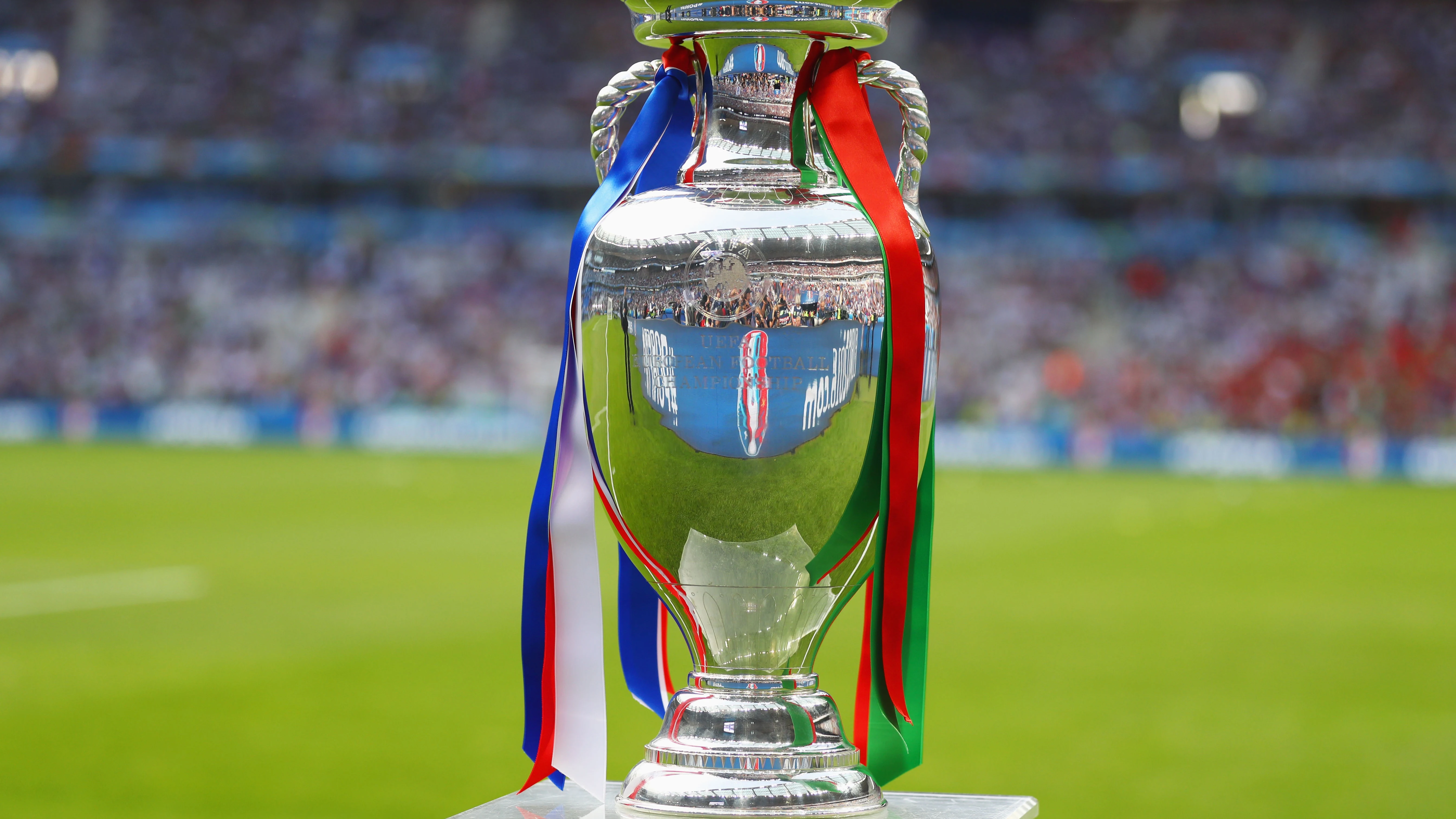 El trofeo de la Eurocopa, en Saint-Denis