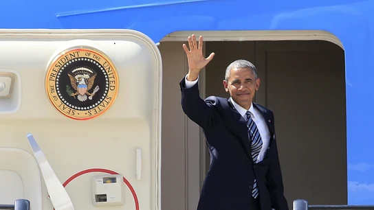 El presidente de EEUU, Barack Obama, saluda desde el Air Force One en la base aérea de Torrejón de Ardoz El presidente de EEUU, Barack Obama, saluda desde el Air Force One en la base aérea de Torrejón de Ardoz