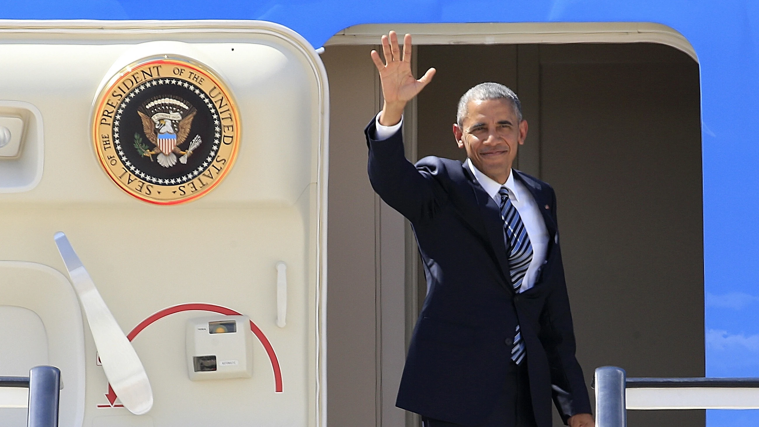 El presidente de EEUU, Barack Obama, saluda desde el Air Force One en la base aérea de Torrejón de Ardoz