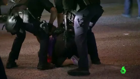Frame 18.905446 de: Unos 200 detenidos y cinco agentes heridos en otra noche de protestas en Estados Unidos contra la violencia racial Frame 18.905446 de: Unos 200 detenidos y cinco agentes heridos en otra noche de protestas en Estados Unidos contra la violencia racial