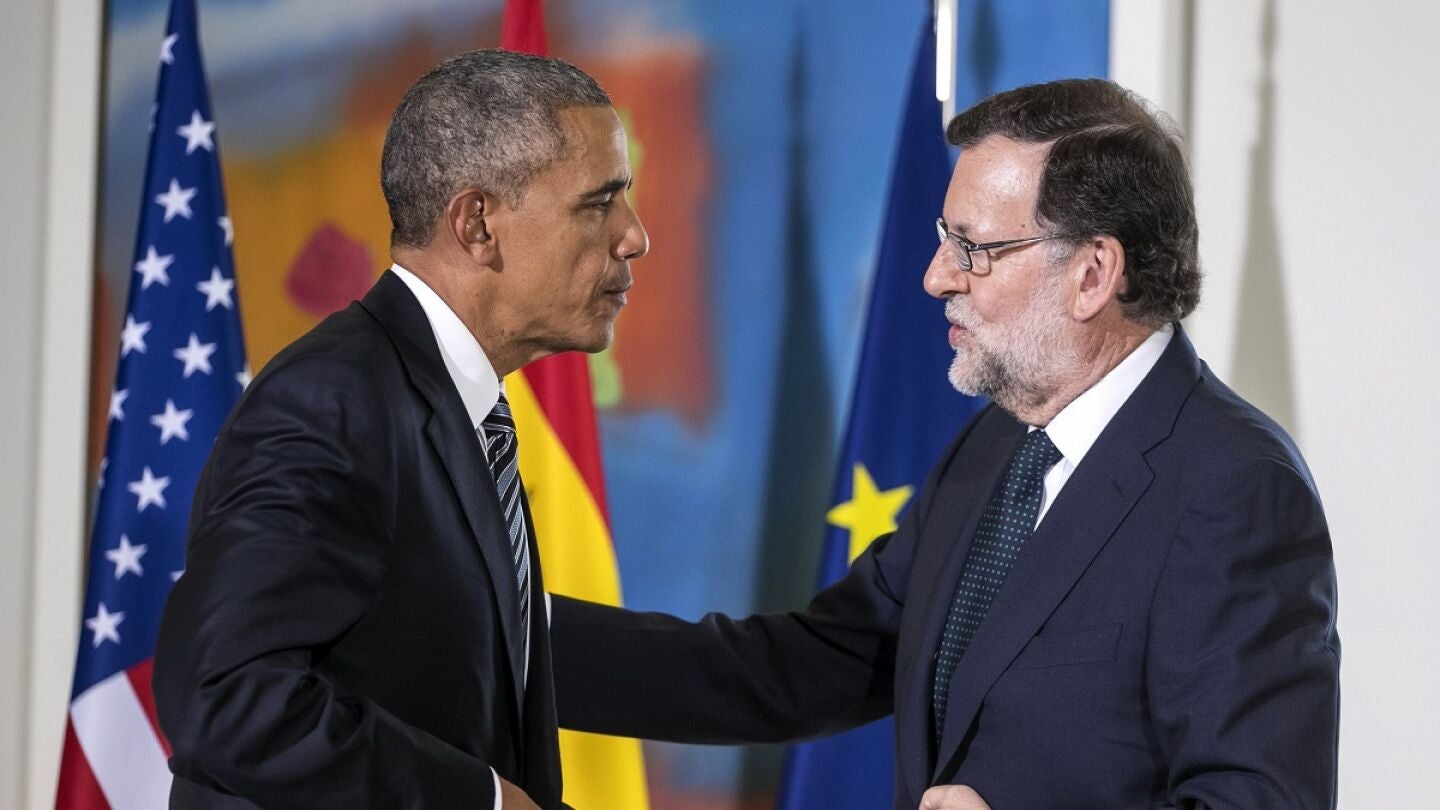 Mariano Rajoy regala a Barack Obama un jam&oacute;n y el presidente estadounidense le obsequia con un caja de cristal con el escudo americano