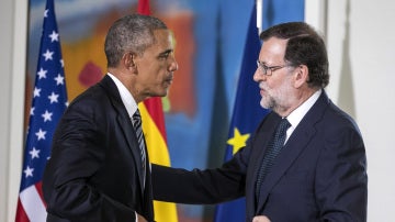 Mariano Rajoy regala a Barack Obama un jamón y el presidente estadounidense le obsequia con un caja de cristal con el escudo americano