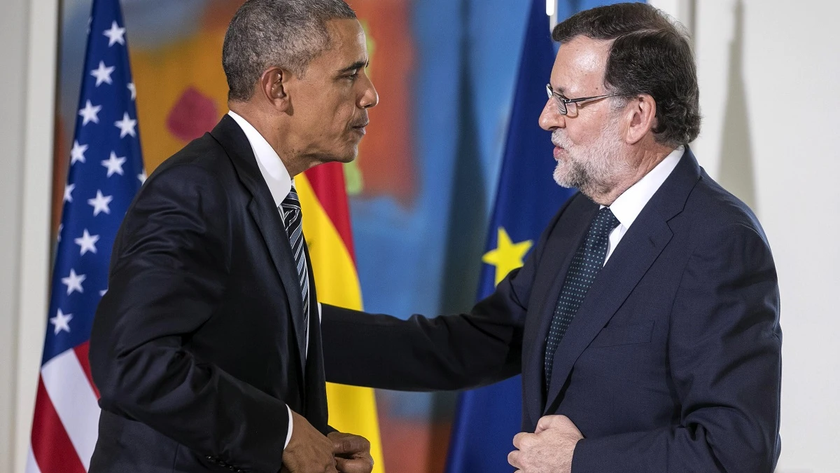 Mariano Rajoy regala a Barack Obama un jamón y el presidente estadounidense le obsequia con un caja de cristal con el escudo americano