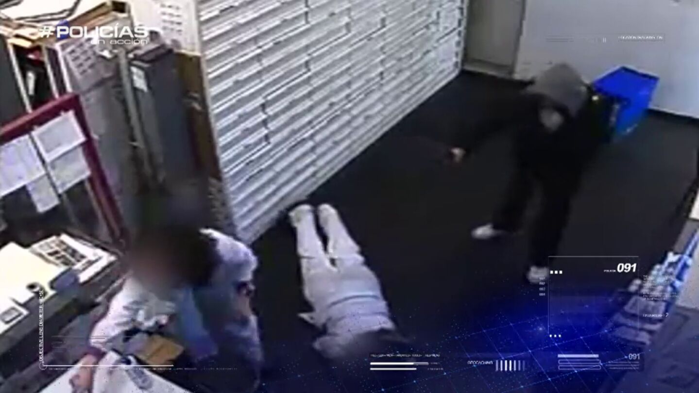 Frame 14.967404 de: Un var&oacute;n con arma de fuego atraca una farmacia, este jueves en Polic&iacute;as en acci&oacute;n