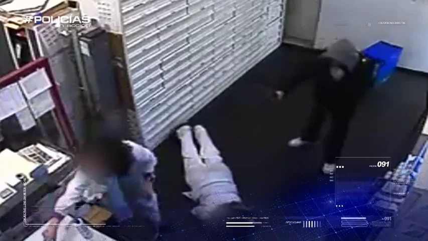 Frame 14.967404 de: Un varón con arma de fuego atraca una farmacia, este jueves en Policías en acción