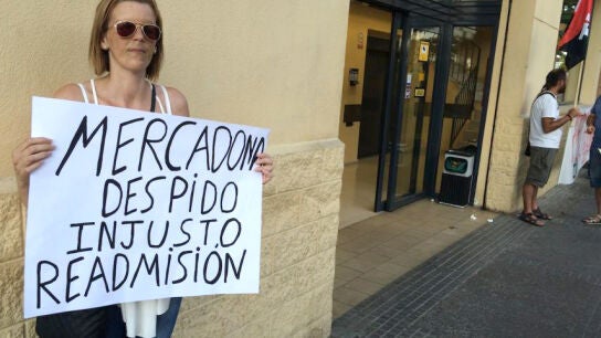 Dos empleadas despedidas de Mercadona por comerse un saladito