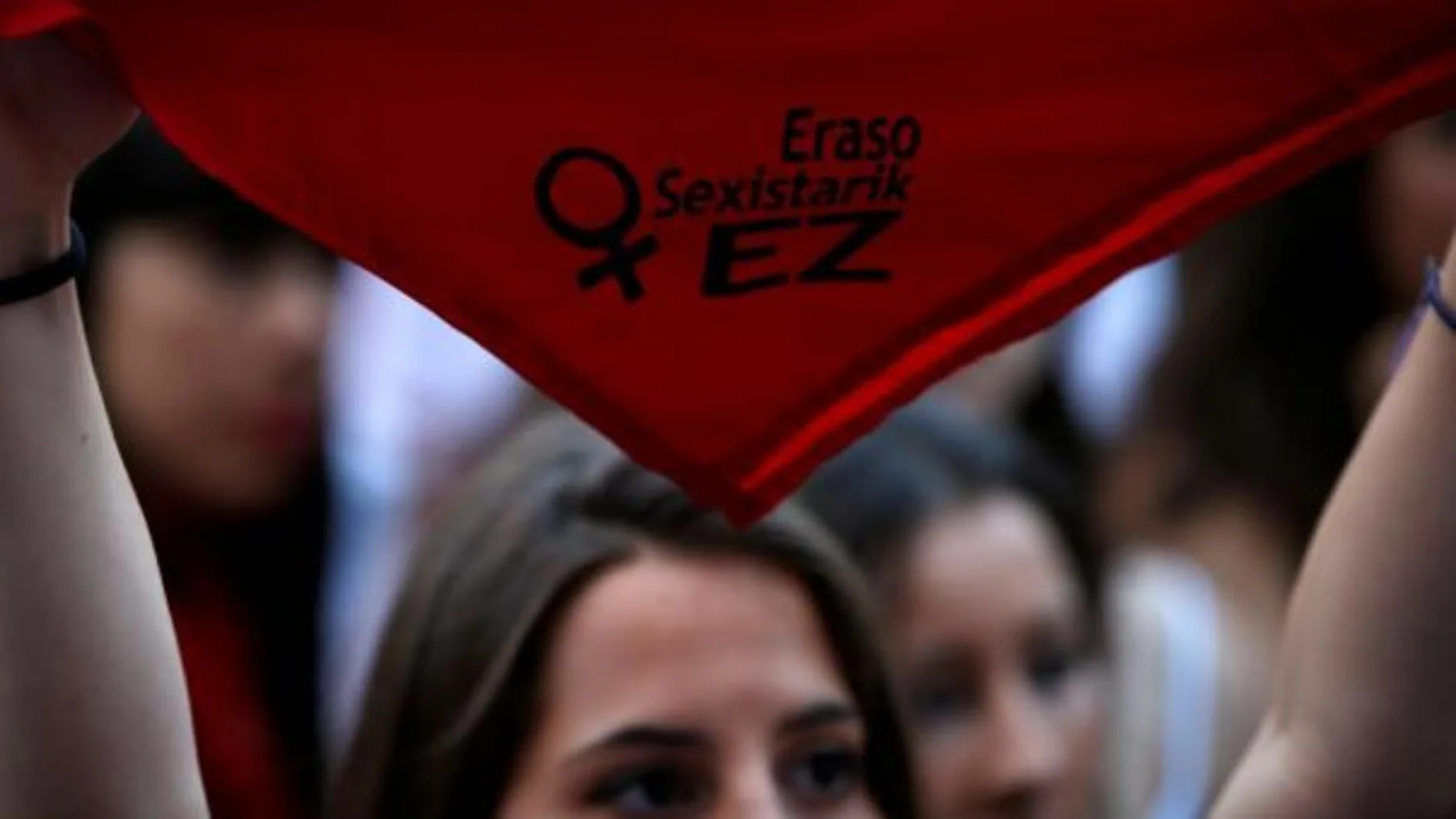 Imagen de archivo de una mujer alzando un pañuelo en contra de las agresiones sexistas en Pamplona