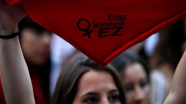 Imagen de archivo de una mujer alzando un pañuelo en contra de las agresiones sexistas en Pamplona