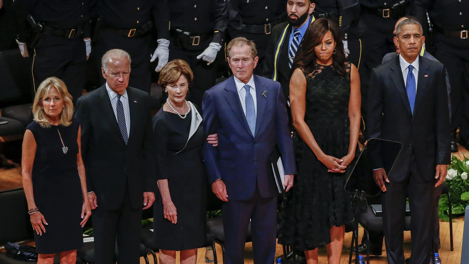 Obama rinde homenaje a los policías muertos en Dallas