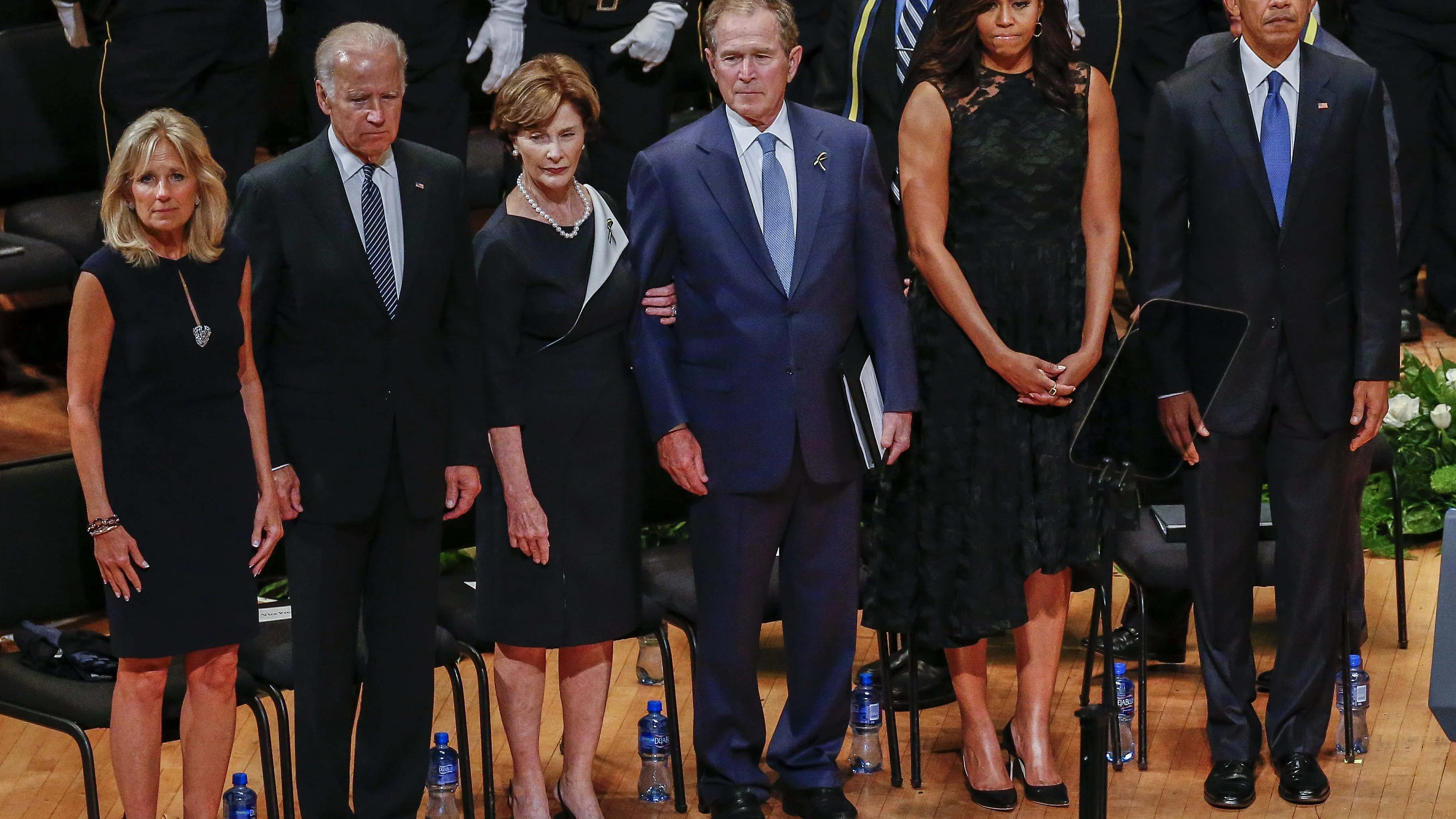 Obama rinde homenaje a los policías muertos en Dallas