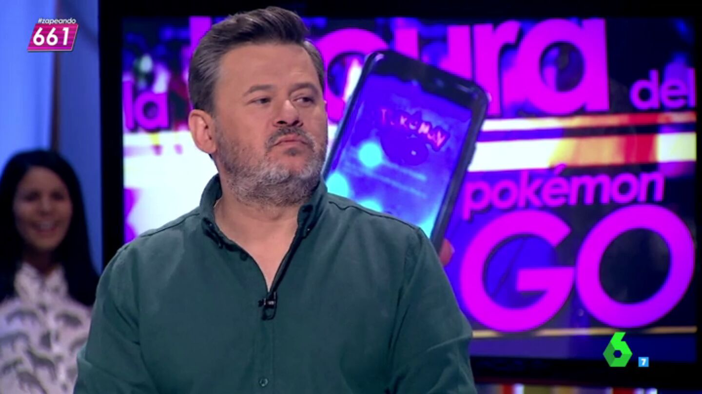 Frame 80.176045 de: La fiebre del Pok&eacute;mon Go llega tambi&eacute;n a Zapeando:"&iquest;Un botell&oacute;n de m&oacute;viles? No, est&aacute;n jugando al Pok&eacute;mon Go"